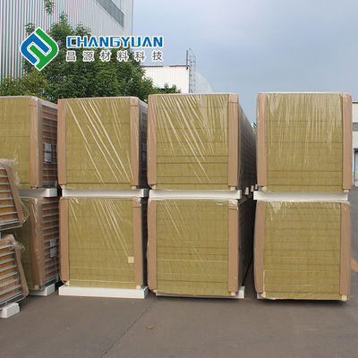 لوحة ساندويتش PU مع الصمود الجوي / الصمود المائي ، العزل الحراري ، والقوة العالية للبناء الدائم