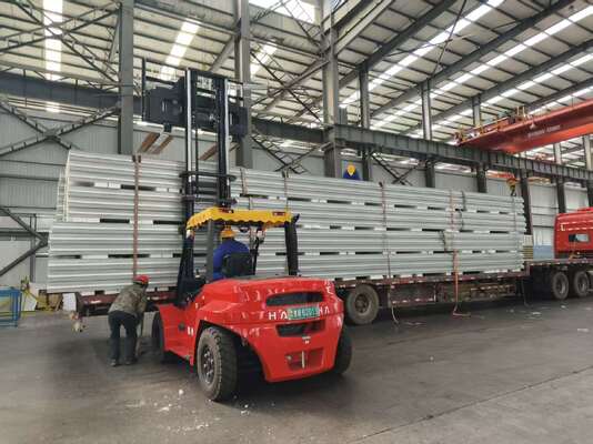 لوحة ساندويتش معزولة للصوت ومقاومة للحريق لغرف الأبحاث النظيفة بسماكة قابلة للتخصيص للبيئات عالية النظافة